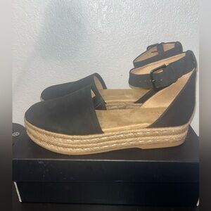 Women’s closed toe sandals